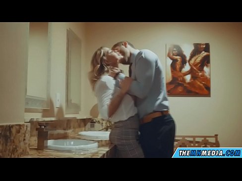 ❤️ Kiam belplena blondulo delogas vin en publika necesejo ❤ Anala porno ĉe eo.pornoincest.ru ️❤